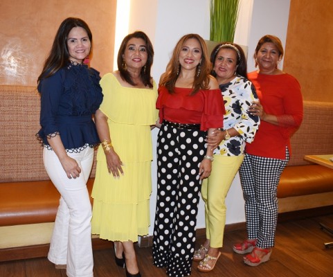 Teresa, Rosy Jeer, Marielos Gutiérrez, Melania Palada y Leslie Bú