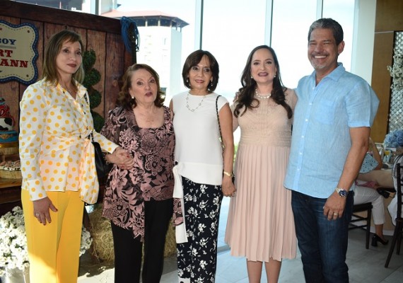 Verónica Lefebre, Tony de Crespo, Paty Flores, Elena Crespo-Eyl y su primo Jorge Lefebre, quien la visitó sorpresivamente.