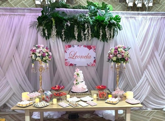 El candy bar fue uno de los espacios favoritos de los selectos invitados, quienes compartieron con Leonela su exquisito pastel de cumpleaños elaborado por Nadia Canahuati de Signature Cakes.