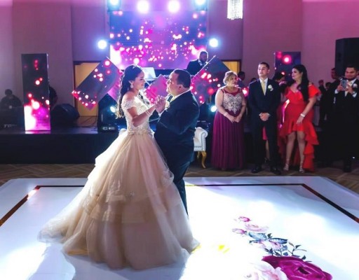 Mientras en DJ de Asociación Vivaldi sonaba el vals de la quinceañera, la complicidad entre padre e hija, resultó más que evidente ¡tierno momento!