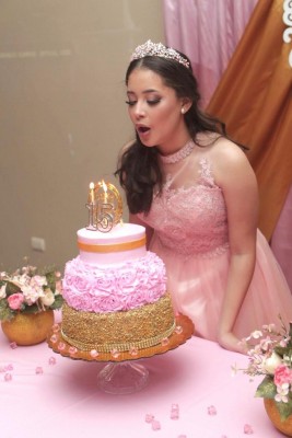 Valeria Cecilia Arévalo Maldonado compartió con sus selectos invitados su pastel de cumpleaños