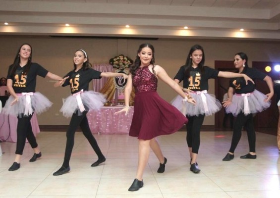 Talentosa bailarina de ballet en Bellas Artes, Cecilia presentó una estupenda coreografía con sus compañeras