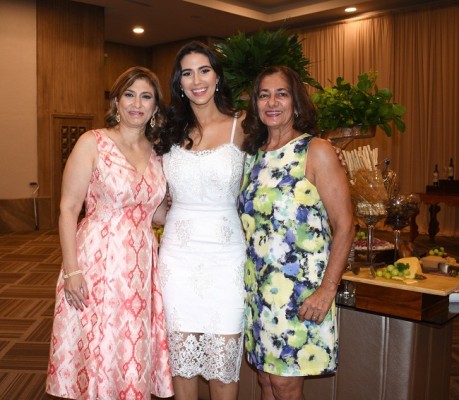 Yadira de Andonie junto a su hija, Melanie Andonie y su futura suegra, Julliette de Nazar