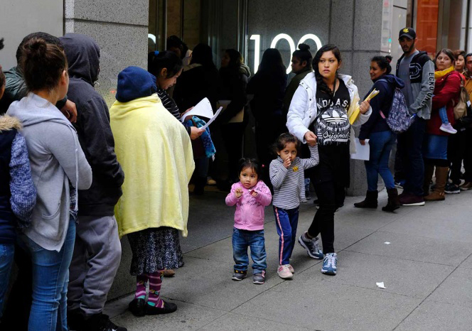 Gobierno de EEUU anuncia nuevas normas que permitirían detener a familias migrantes por tiempo indefinido