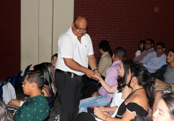 Andrés Velásquez, jefe del departamento de Derecho felicitó a cada uno de los estudiantes por logró de ir a representar a la universidad.