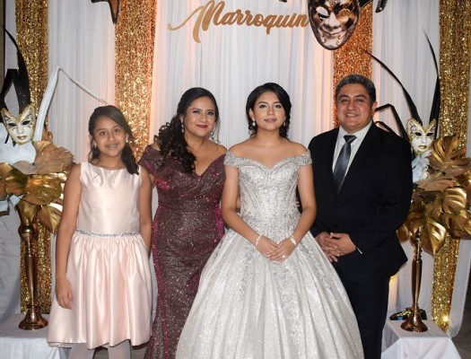 Abril Emiliana junto a sus padres Mario Roberto y Patricia Marroquín, con su hermana, Valeria Patricia.