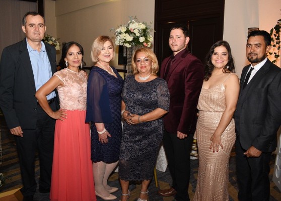 Alex Pineda, Leslie de Pineda, Doris Rojas, Dilcia Caballero, David Kattan, Claudia y Mirlyn Montoya