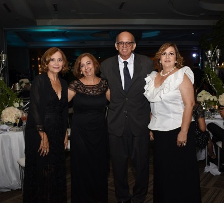 Aracely de Castillo, Margarita Kawas de Tejada, Roberto Tejada y Carola Mestayer