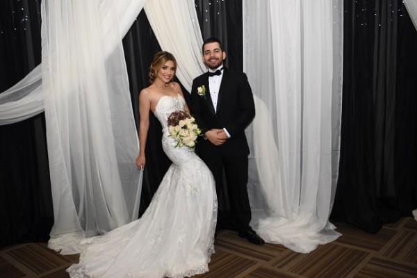 Los novios brillaron con luz propia. Lilian, al enfundarse en su vestido de novia “In White by Odette Bride Designs de Novias de Blanco”, y Bechir, como todo un caballero en su "London Tuxedo”