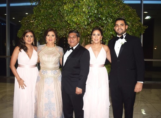 Bianca, Lizeth, Omar y Diana García junto a Carlos Ruíz, familiares de los esposos.