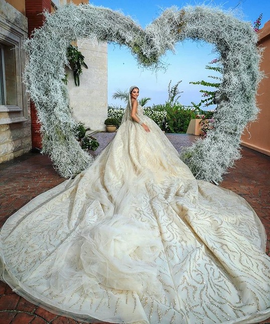 Novia brilla más que las estrellas al lucir un vestido bordado con miles de diamantes