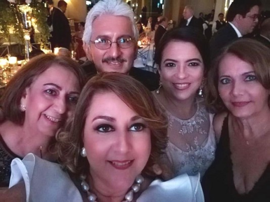 Carola Mestayer, Margarita Kawas, Héctor y Debbie de Reyes con Aracely Castillo
