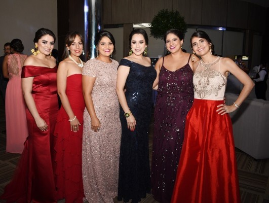 Cecilia Castro de López, Lizeth Castro de López, Fiorella López, Elena Bonilla, Linda López de Muñoz y Lucy de Castro