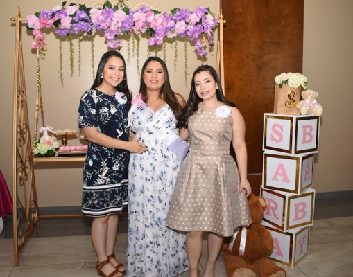 La futura mamá con sus hermanas, Irene Rivera y María Fernanda Rivera