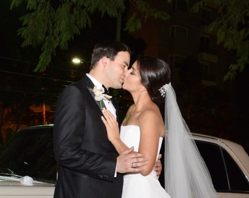 El amor y la complicidad de esta pareja de enamorados, lograron hacerse sentir a cada instante de su gran noche de bodas.