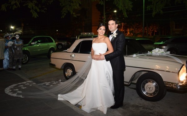 De impecable estilo clásico, los esposos se decantaron por llegar a su fiesta postboda a bordo de un automóvil cómodo y sumamente elegante.