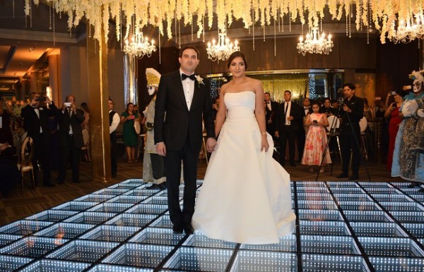 Ricardo y Jennyfer brillaron con luz propia al enfundarse en sus outfit nupciales…para ella: “más es ménos” con su estilo minimalista…para él, la galantería fue indiscutible.