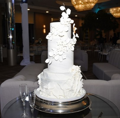 El pastel de bodas marmoleado fue elaborado por Signature Cakes. El exquisito candy bar estuvo dispuesto por Hanan´s Bakery y el Club Hondureño Árabe. Hanan´s Bakery