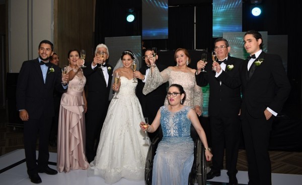 Las familias Bográn-Castro y Reyes-García, brindaron por la felicidad de Guillermo y Mildred.