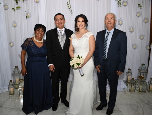 Daysi Tercero junto a su hijo, César Ferrera, Tania Espinoza y el padre del novio, César Ferrera