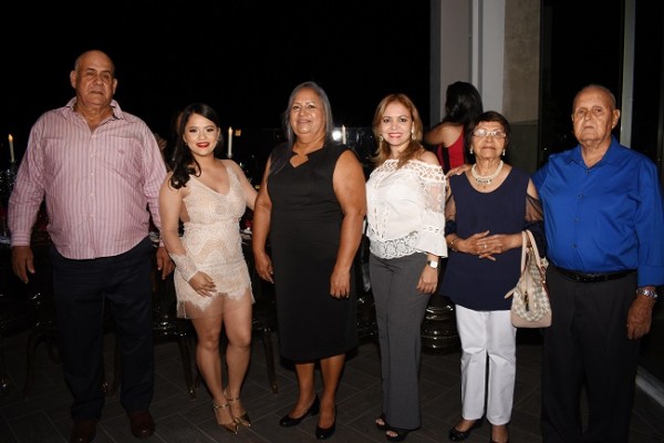 El padre de la novia, Rolando Handal, Christel Lazo, Yesenia Palau, Gissel Morales, Daysi de Morales y Rafael Morales