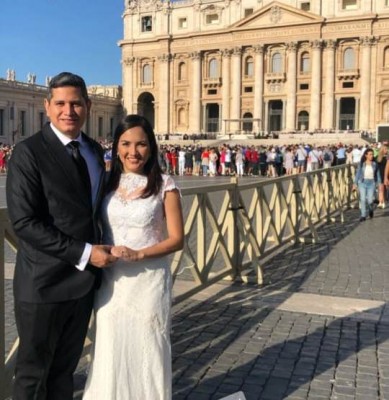 El reconocido fotografo profesional de Honduras, Edwin Sanchez se echo la soga al cuello y eligio El Vaticano como escenario de su enlace religioso