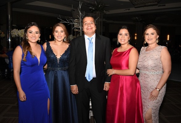 Fanny Robles, Andrea Restrepo, Luis Canales, Norma Restrepo y Jennifer Robles