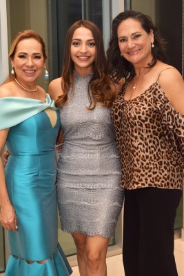 Flor de Bustillo, Sandra Izaguirre y Aminta Castillo.