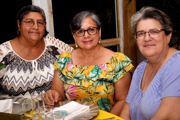 Fátima de Mejía, Katina Gómez y Mary Paz.