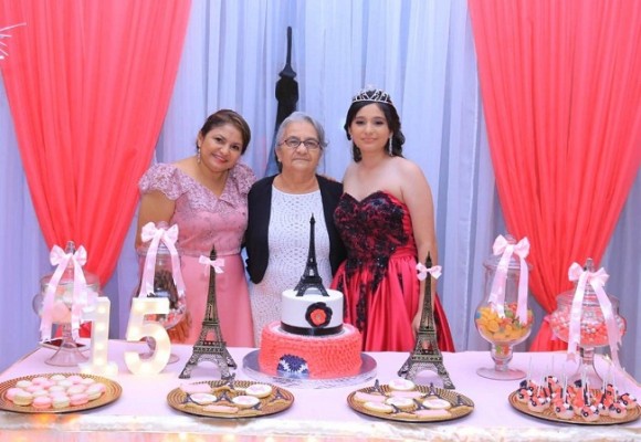 La madre de la quinceañera, Norma Fernández junto a Blanca Lidia Salvador y Lidia Esther Madrid Fernández