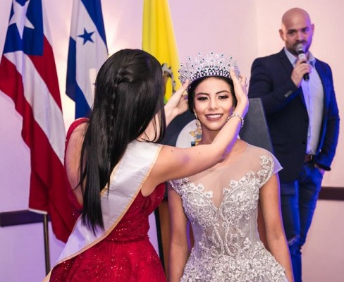 Instante en el que Nicolle Ponce era coronada por la reina 2018, Valeria Vázquez Latorre, como Miss Supranacional 2019 