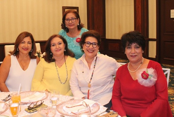 Janeth Orellana, Janeth Silva, Bertha de Zúniga, Ana de Segebre y Gladys Ulloa.