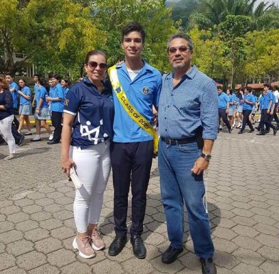 Kattia Alvarado y Sergio Bonilla orgullosos con su hijo Sergio Jr