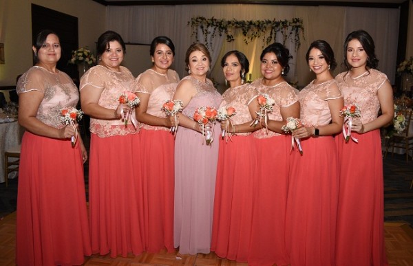 Las damas del cortejo de bodas: Mary Romero, Lesma Caballero, Lizzie Martínez, Carolina Muñoz, Lesli Rápalo, Sandra Núñez, Abigail Kattan y Alliz Duarte.