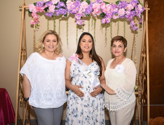 La abuela materna, Geraldina Castañeda, Fabiola Rivera de Lean y la abuela paterna, Roxana Bueso