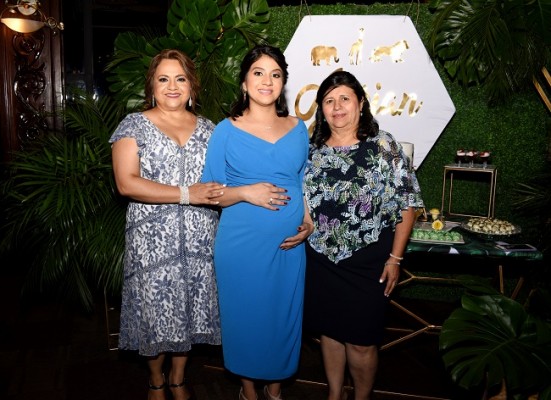 La abuela materna Lucy de Ordóñez, Nelssy Ordóñez de Reyes y la abuela materna Rosa Enamorado de Reyes
