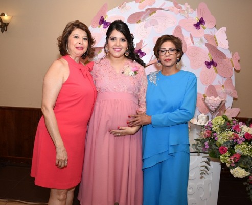 La abuela paterna, Xiomara Rivera, Olga Alejandra Salas Rivera y su madre, Digna Coello.