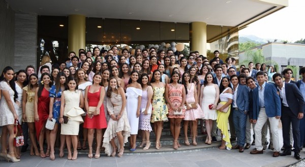 Los 135 jóvenes de la clase XX de la Eacuela Internacional Sampedrana en una estupenda imagen para Farah La Revista