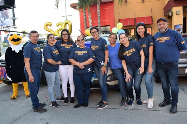 La junta directiva de padres de familia de los seniors estuvo presente en el evento de apertura de clases