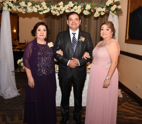 La madre de la novia, Carmen Guadalupe Bueso, junto a sus hermanos, Adan Josué Borjas y Carolina Muñoz