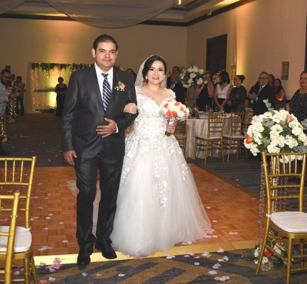 La novia ingresó del brazo de su hermano, Adan Josué Borjas al son de One Thousand Years
