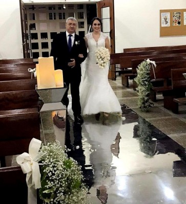 La novia llegó al altar del brazo de su padre, Carlos Rodolfo López Molina