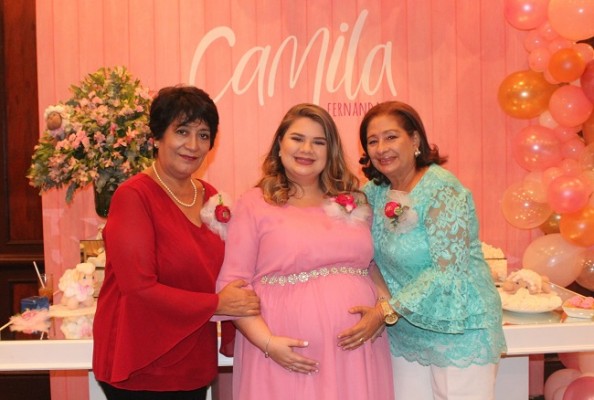 Las abuelas Janeth Orellana y Janeth Silva junto a la futura mamá Fabiola Orellana.
