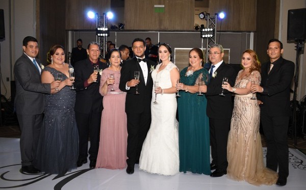 Las familias Núñez-Sánchez y López-Robles brindaron por la felicidad de los recién casados