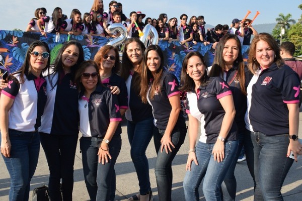 Las madres de familia de los seniors XX de la SERAN School aproyaron el evento estudiantil de los futuros profesionales.