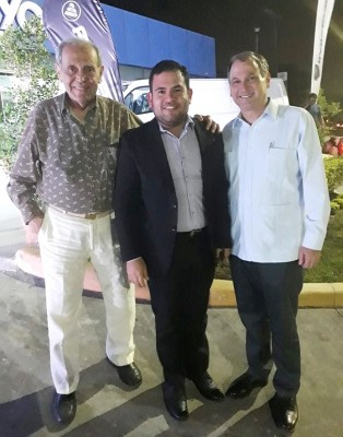 Lester Herrera compartiendo con don Napoleón fundador del JCI san Pedro Sula y Luis Larach