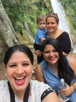 Linda Castro de López y familia difrutando de las bellezas naturales