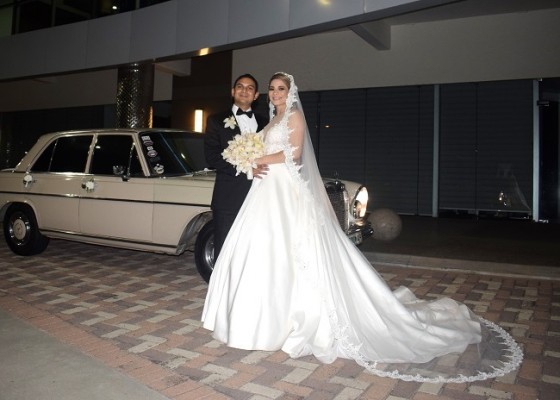 Los esposos García Suazo llegaron a su fiesta postboda en un clásico automóvil de 1970.