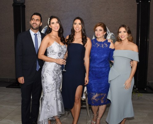 Una imagen única de los hermanos Andonie-Yuja con su madre: Jonathan, Melanie y Angie, Yadira Yuja de Andonie y Erika Andonie