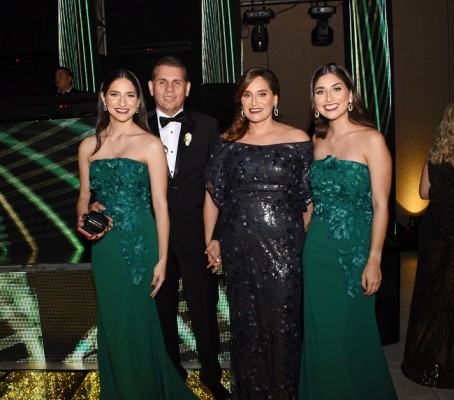 Los padres de la novia, Alicia Rodríguez de Bográn y Alberto Bográn, junto a sus hijas, Alejandra e Isabella.